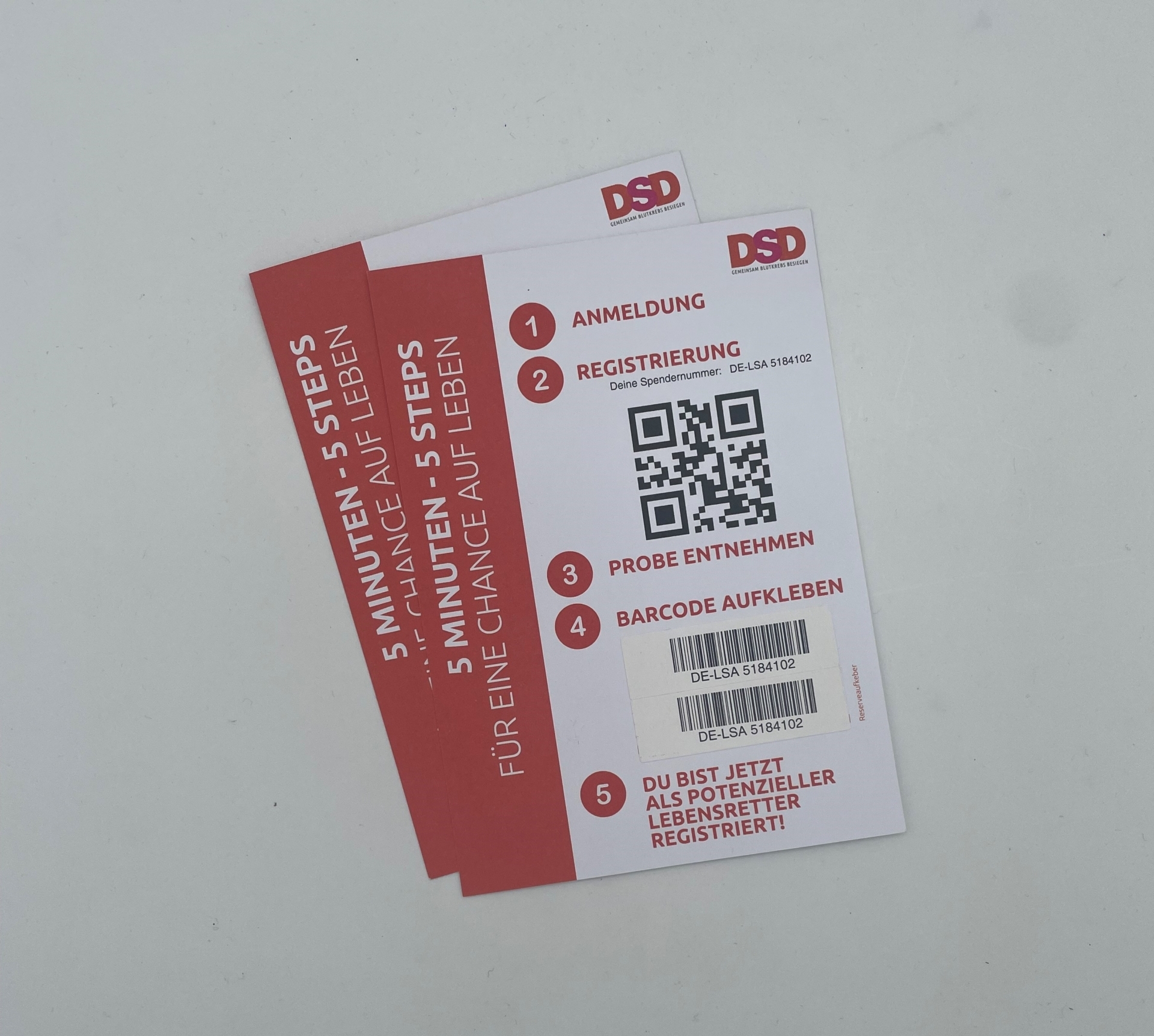 Informationsflyer zur Registrierung als Stammzellspender mit QR-Code und Schritt-für-Schritt-Anleitung gedruckt von der Jung GmbH.