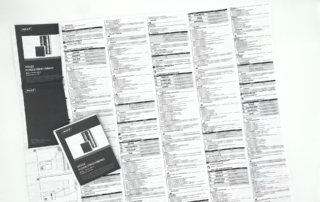 Mehrsprachige Bedienungsanleitung als geöffneter Falzbogen sowie als fertig gefalztes Endprodukt im kompakten Format.